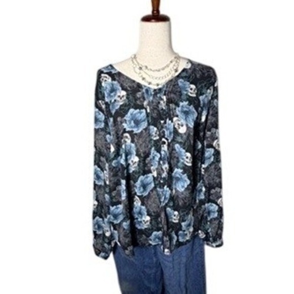 Torrid Blouse Size 1 (14-16) Black and Blue Skull Top - Picture 9 of 9